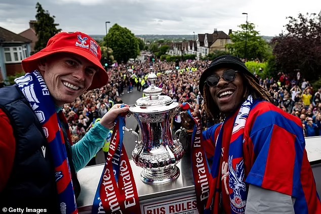 Crystal Palace พยายามเต็มที่เพื่อไม่ให้ถูกตัดสิทธิ์จากฟุตบอลยุโรปในการประชุมฉุกเฉินของยูฟ่า - อาจโดนทีมคู่แข่งสำคัญเสียบแทน