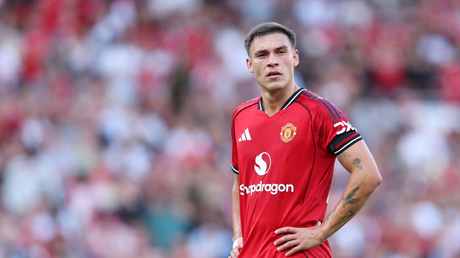 แมนฯ ยูไนเต็ด สองสโมสรจากพรีเมียร์ลีกร่วมแย่งตัวกองกลางรายนี้ โดยมีการเปิดเผยราคาค่าตัวแล้ว