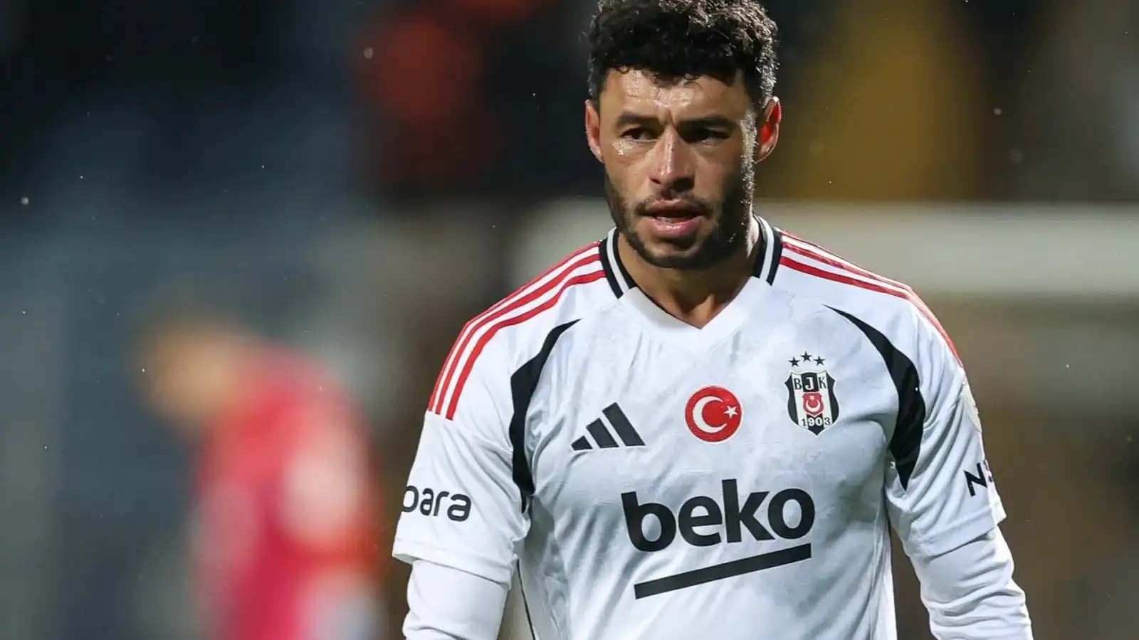 อเล็กซ์ อ็อกซ์เลด-แชมเบอร์เลน เตรียมกลับมาเล่นในพรีเมียร์ลีกอีกครั้ง โดยมี 3 สโมสรให้ความสนใจมิดฟิลด์รายนี้