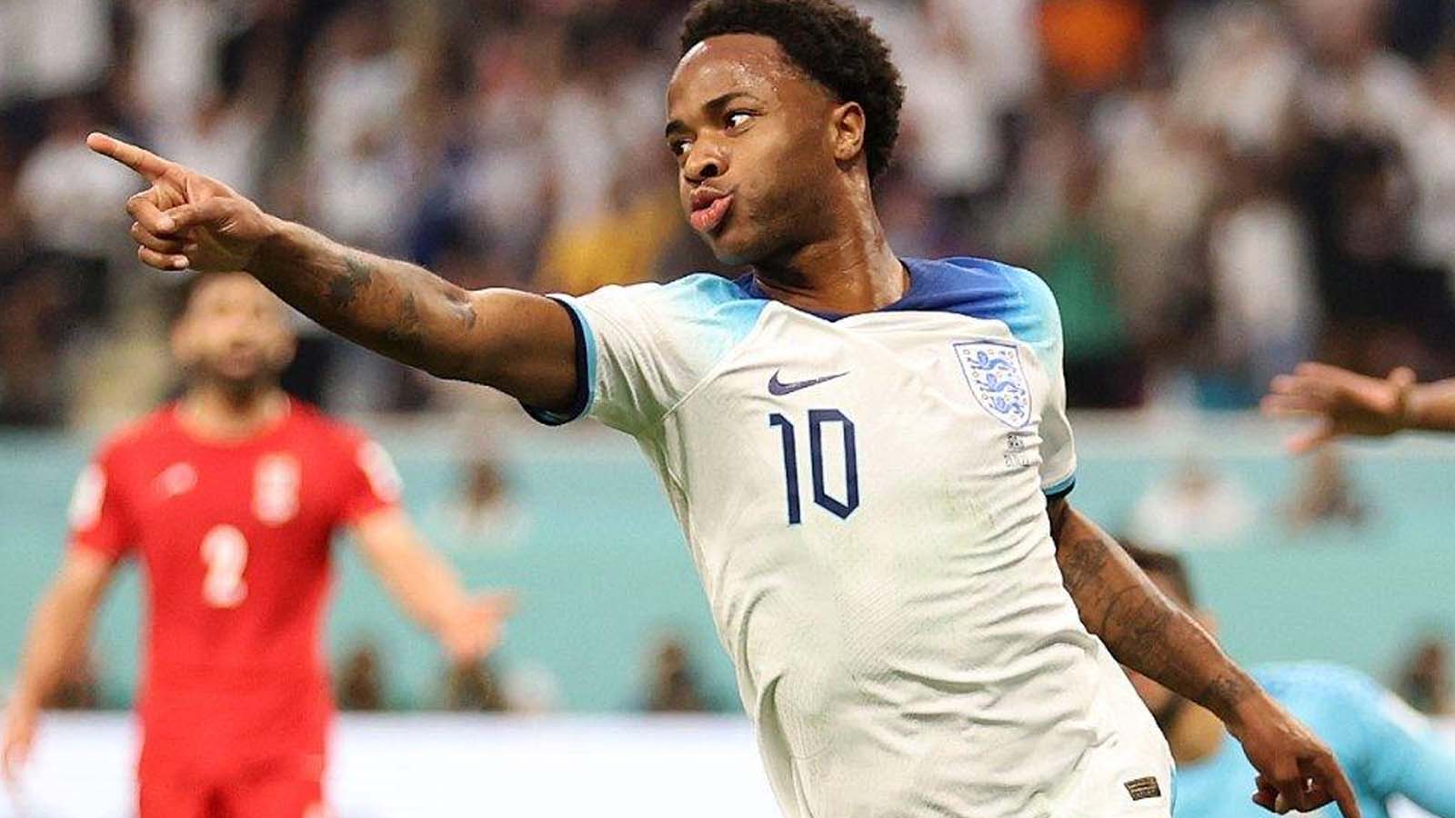 ราฮีม สเตอร์ลิง สโมสรจากลอนดอนตะวันตก ปรากฏชื่อเป็นเป้าหมายการย้ายทีมของกองหน้าคนนี้