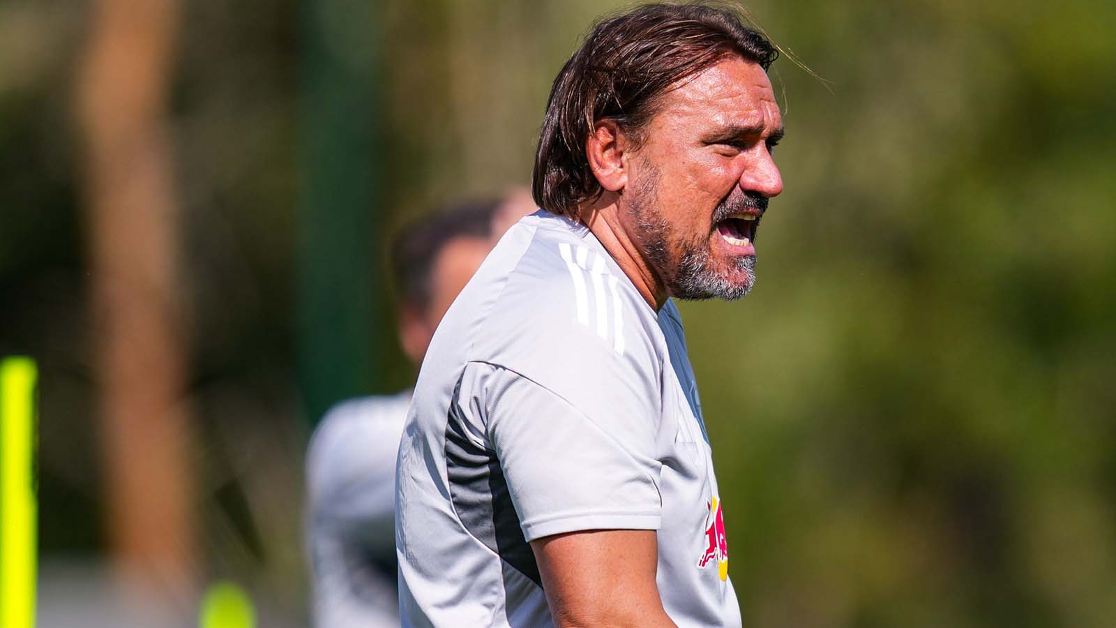 ลีดส์ ยูไนเต็ด ไวท์สสอบถามอย่างจริงจังถึงกองหลังดาวเด่นของวูล์ฟแฮมป์ตัน