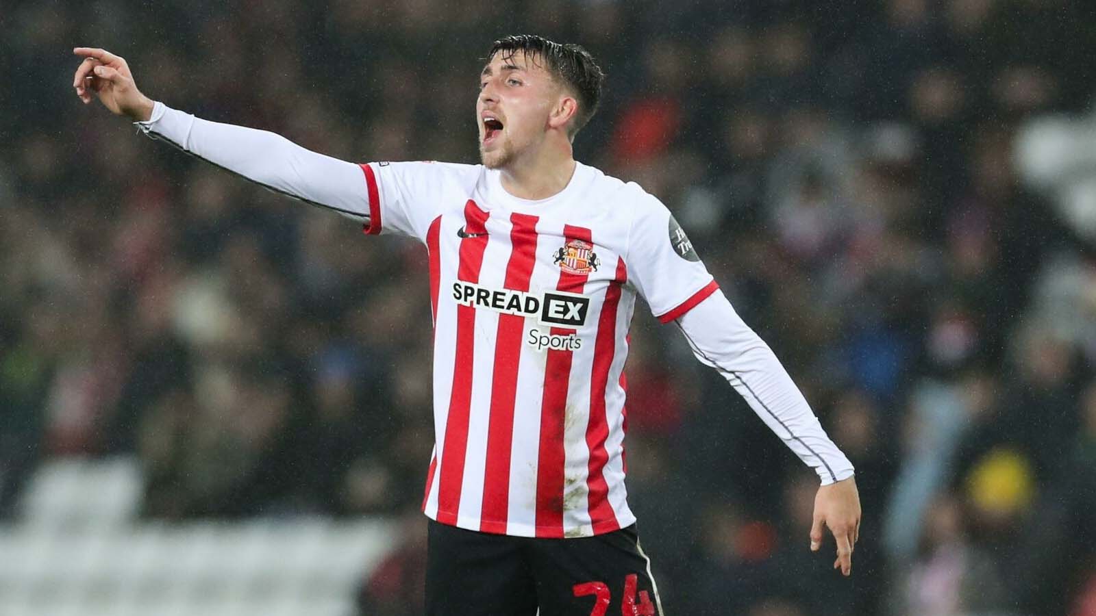 วูล์ฟส์ สโมสรจากพรีเมียร์ลีกที่ตกชั้นกำลังจับตามองผู้เล่นที่มีศักยภาพในการเลื่อนชั้นสู่แชมเปี้ยนชิพ