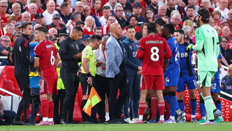 อาร์เน่ สล็อต กล่าวว่าการกระทำที่ถูกกล่าวหาว่าเหยียดเชื้อชาติต่อ อ็องตวน เซเมนโย “ไม่ควรเกิดขึ้นในฟุตบอล” ขณะที่อดัม สมิธ วิจารณ์เหตุการณ์ที่แอนฟิลด์ว่าเป็นเรื่อง “น่าตกใจ”