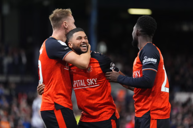 ไรอัน จอห์นสันทำเข้าประตูตัวเอง ทำให้ลูตันคว้าชัยชนะในช่วงท้ายเกมเหนือเอเอฟซี วิมเบิลดัน