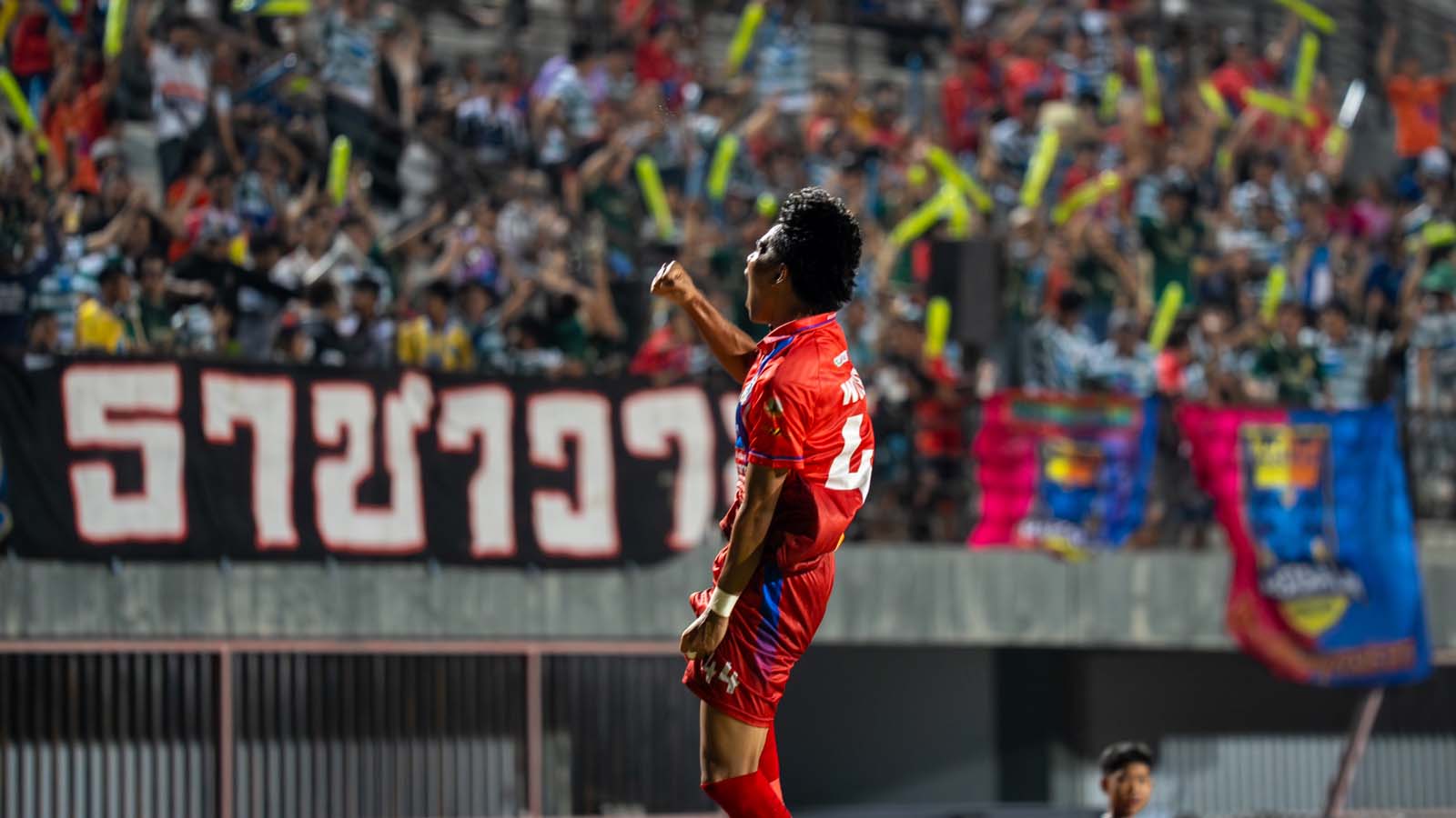 พัทยา-ศรีสะเกษน่วม คณะวินัยฯ สั่งปรับยับเฉียดแสนเซ่นดราม่า พลุแฟร์-ด่าทอ-สาดน้ำใส่นักเตะ