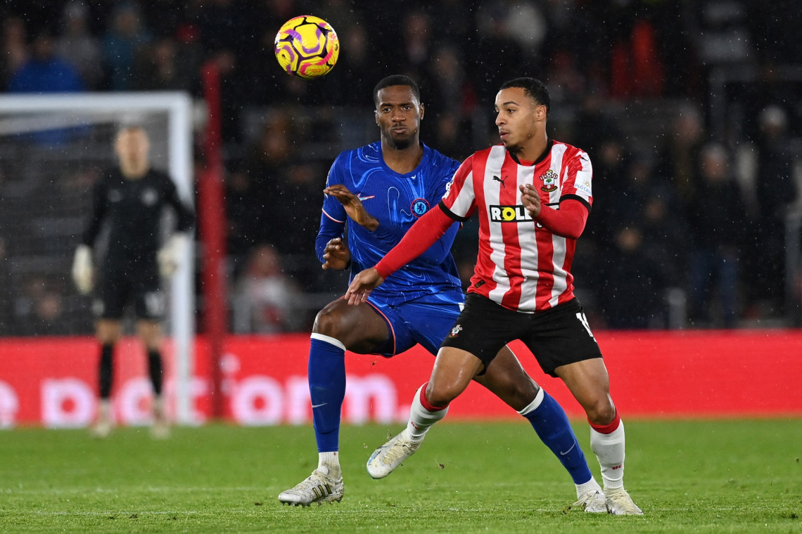 เซาธ์แฮมป์ตัน 1-5 เชลซี แจ็ค สตีเฟนส์ โดนไล่ออกจากสนามเพราะดึงผม ขณะที่เดอะบลูส์ถล่มเซนต์สที่เหลือ 10 คน ไล่จี้ลิเวอร์พูลจนเหลือตามหลัง