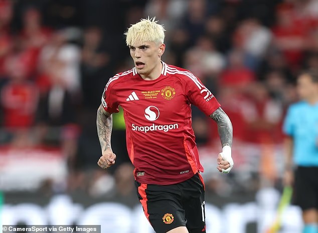 แมนเชสเตอร์ ยูไนเต็ด ตั้งค่าตัว อเลฮานโดร การ์นาโช่ ปีกดาวรุ่งชาวอาร์เจนตินาไว้สูงลิ่ว ท่ามกลางการแข่งขันจาก 5 สโมสรที่ให้ความสนใจ หลังจากมีรายงานว่า รูเบน อาโมริม ผู้จัดการทีมคนใหม่ บอกให้เจ้าตัวมองหาสโมสรใหม่ในช่วงซัมเมอร์นี้