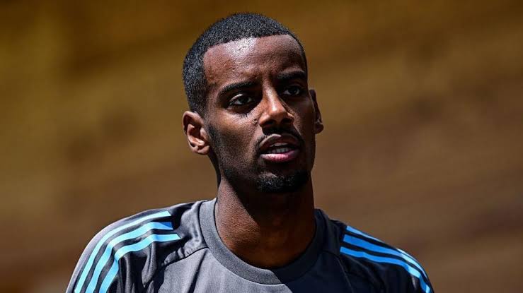 ฮาว ยอมรับสถานการณ์ของอิซัค ยังห่างไกลจากคำว่าเหมาะสม ขณะนิวคาสเซิลตกเป็นข่าวเชื่อมโยงกับเซสโก้