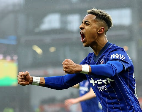 อนาคตของเกมรุก Emery ปั้น Rogers ฮัทชินสันคือเพชรรอเจียระไนท่ามกลางตลาดปีกที่ร้อนระอุ