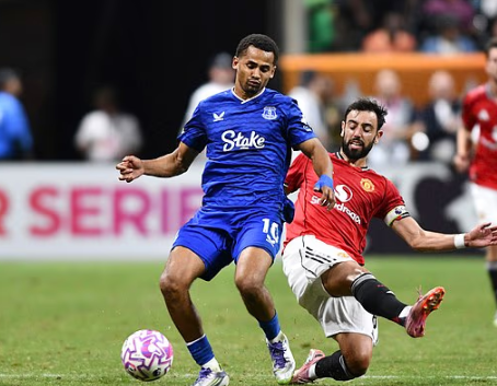 บรูโน่ แฟร์นันเดส ปะทะเดือด อิลิมัน เอ็นเดียเย่ ก่อนแมนฯ ยูไนเต็ด เสมอเอฟเวอร์ตัน 2-2 ในศึกพรีเมียร์ลีกซัมเมอร์ซีรีส์