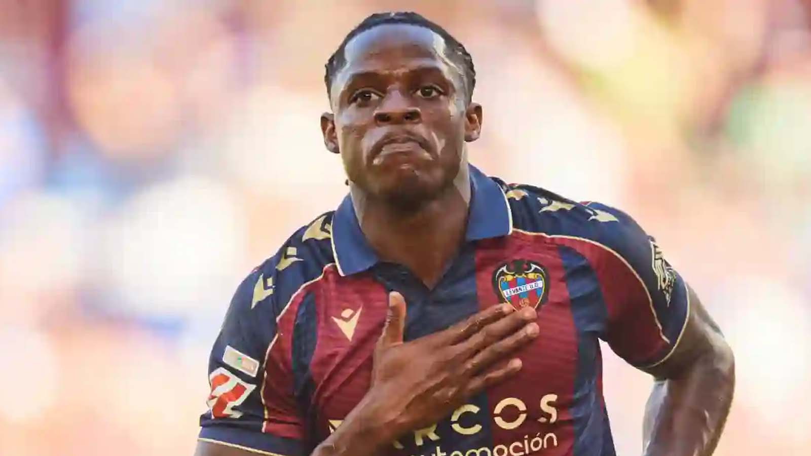 คาร์ล เอ็ตตา เอยอง ฮีโร่ทีมชาติแคเมรูนในศึกแอฟริกาคัพออฟเนชั่นส์ กำลังถูกจับตามองจากสโมสรยักษ์ใหญ่ของยุโรปและสโมสรในพรีเมียร์ลีก