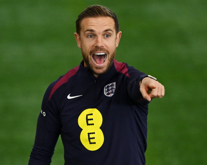 จอร์แดน เฮนเดอร์สัน ปฏิเสธคำวิจารณ์ว่าเป็น ‘เชียร์ลีดเดอร์’ ขณะที่บทใหม่ของทีมชาติอังกฤษเรียกร้องเขา