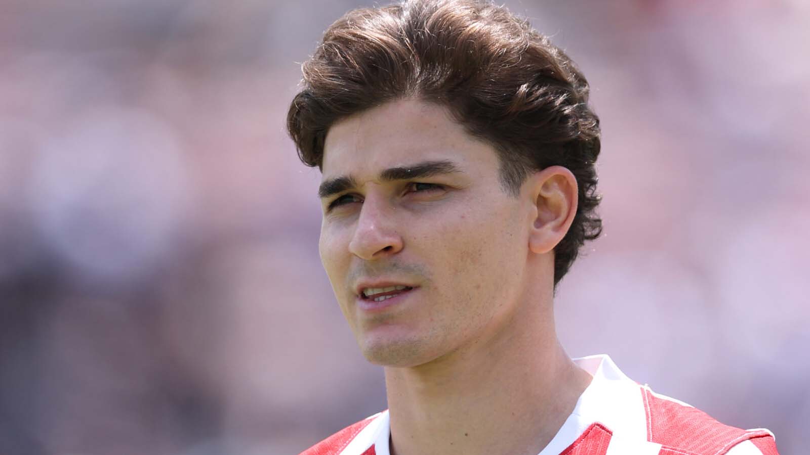 ./backend/uploads/article-img/เดอะกันเนอร์ส พร้อมขายสองนักเตะมูลค่า 61 ล้านปอนด์ เพื่อนำเงินมาซื้อตัวจูเลียน อัลวาเรซ ในช่วงซัมเมอร์นี้