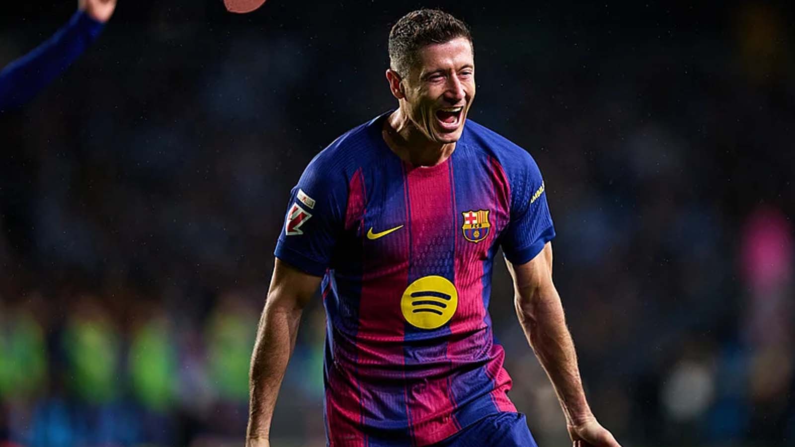 อนาคตของโรเบิร์ต เลวานดอฟสกี ฮันซี ฟลิค หัวหน้าโค้ชของบาร์เซโลนา กล่าวถึงสถานการณ์สัญญาของนักเตะวัย 37 ปี