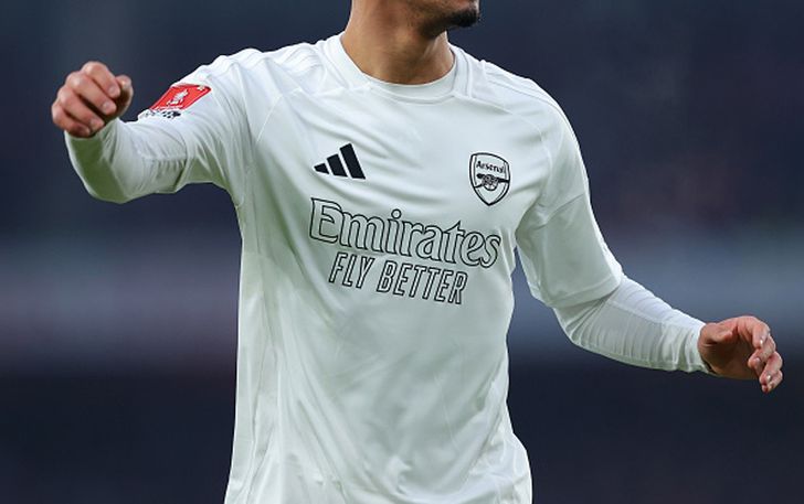 อาร์เซนอลสวมชุดขาวล้วนในศึก FA Cup กับแมนเชสเตอร์ ยูไนเต็ด เพื่อสนับสนุนแคมเปญ No More Red