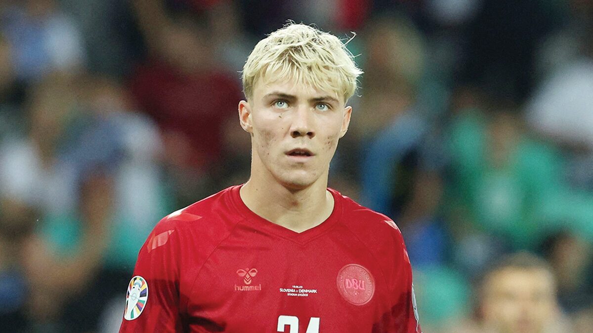 ตัวแทนเอซี มิลานในอังกฤษกำลังเจรจาเรื่องราสมุส ฮอยลุนด์ ข้อตกลงระหว่างอายเมอริก ลาปอร์ตกับแอธเลติก คลับชะงัก